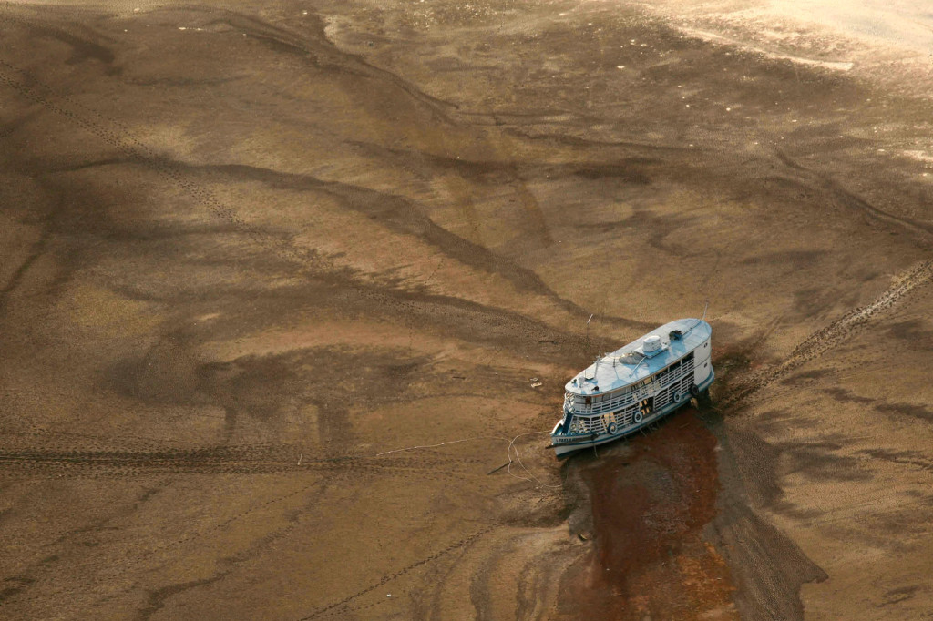 En flodbåt har fastnat på en sandbank i Amazonfloden nära Barrerinha då uteblivna regn gjorde att floden sjönk med två meter. Bilden är från oktober 2005. Foto: AP