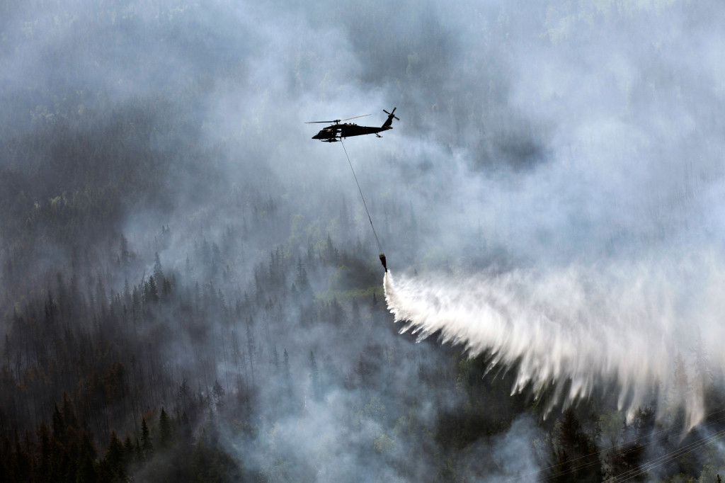 Alaskas nationalgarde kämpar mot en skogsbrand i Alaska i juni i år. De använder sig av Black Hawk-helikoptrar med så kallade ”Bambi-hinkar” som kan släppa flera hundra liter vatten åt gången. Foto: AP