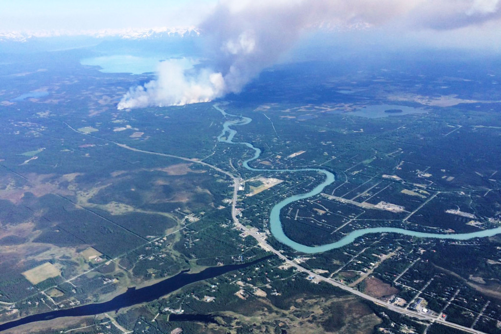 Tjock vit rök stiger från branden i närheten av Sterling på Kenaihalvön, cirka 95 kilometer sydväst om Anchorage. Bilden är från 15 juni 2015. Foto: AP 