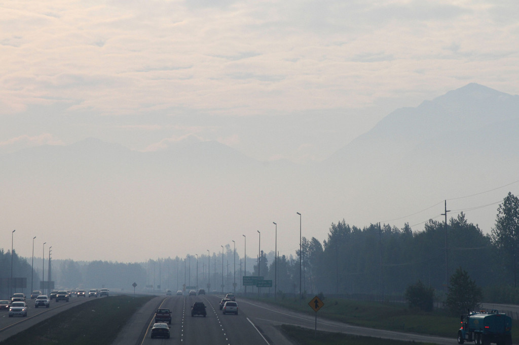 Invånarna i Anchorage, Alaska, vaknade den 22 maj 2014 upp till en stad inbäddad i ett rökigt dis. Röken kom från skogsbränder som härjade på Kenaihalvön. Foto: AP