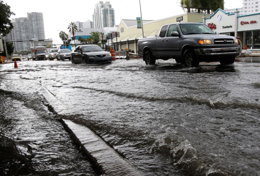 Vissa områden i Miami Beach, Florida, drabbas av upprepade översvämningar på grund av kraftiga regn och extremt höga vattenstånd. Foto: AP