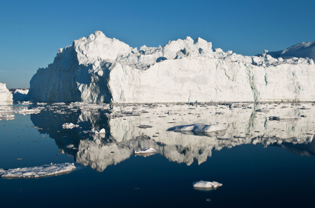Ett isberg utanför Ilulissat-fjorden som förmodligen har kalvat från Jakobshavn Isbræ. Bilden är tagen i maj 2012. Foto: Ian Joughin/AP