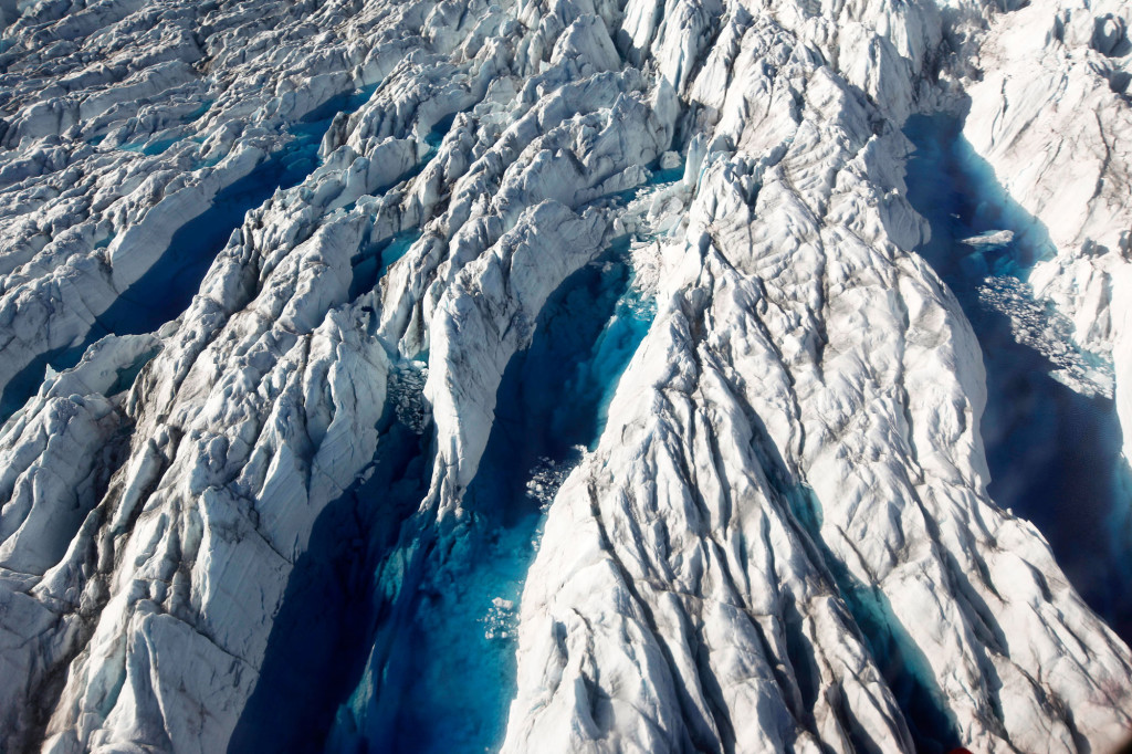 Foto taget i juli 2011 visar pooler av smältvatten ovanpå Jakobshavn glaciären. Foto: AP