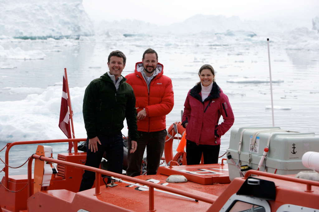 I maj 2009 besökte danska kronprinsen Frederik, norska kronprinsen Haakon och vår svenska kronprinsessa Victoria Grönland för att bland annat inspektera Jakobshavn Isbræ. Foto: AP